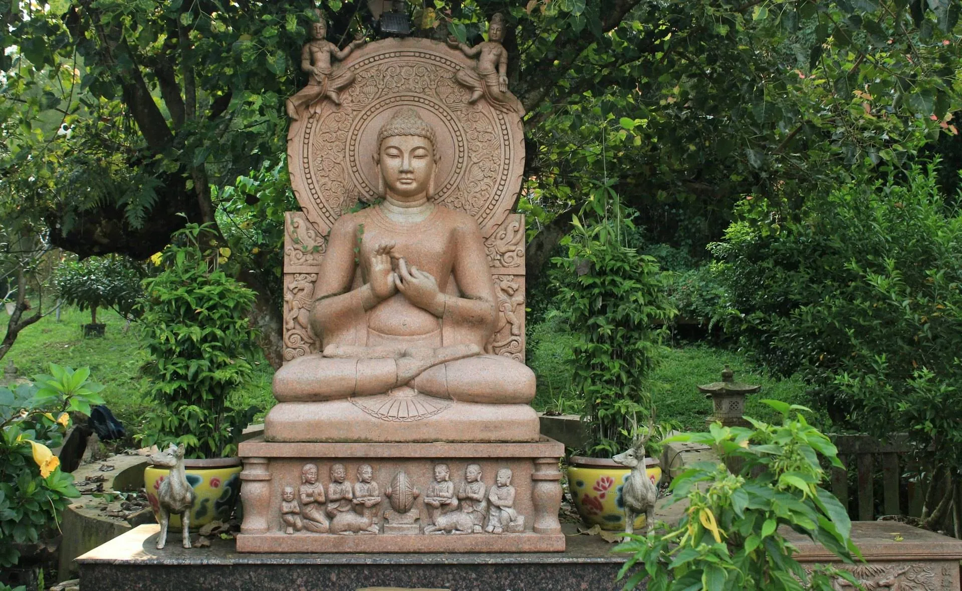 Buda de piedra en un jardín